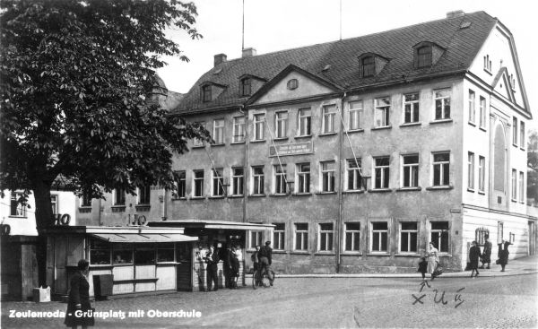 im September / Oktober 1962 wurden die Kioske von HO und Post aufgestellt