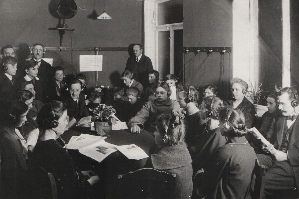 erstes abhören einer Rundfunksendung in Zeulenroda am 24-Jan-1924 in der Schule am Grünsplatz   