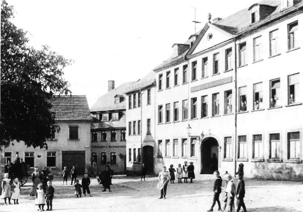 Schule mit Abiturienten um 1930